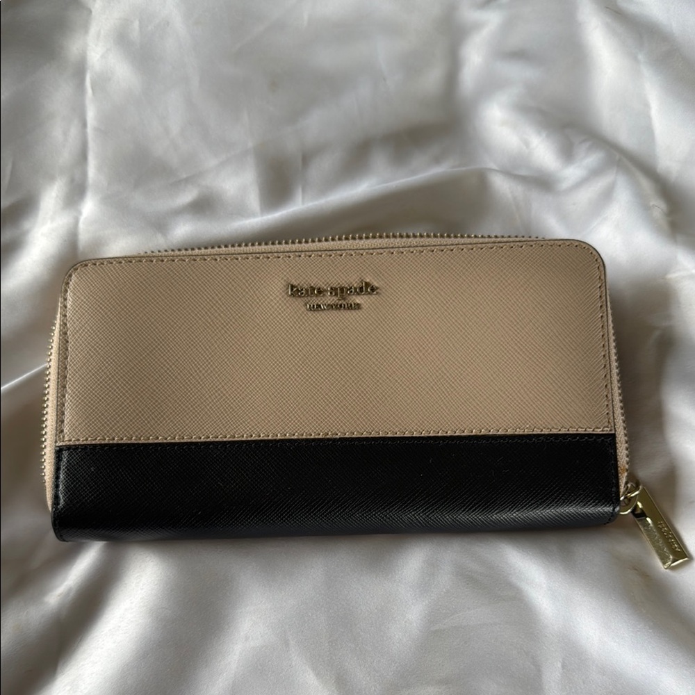 Kate Spade Cream and Black Wallet with Elegant Design